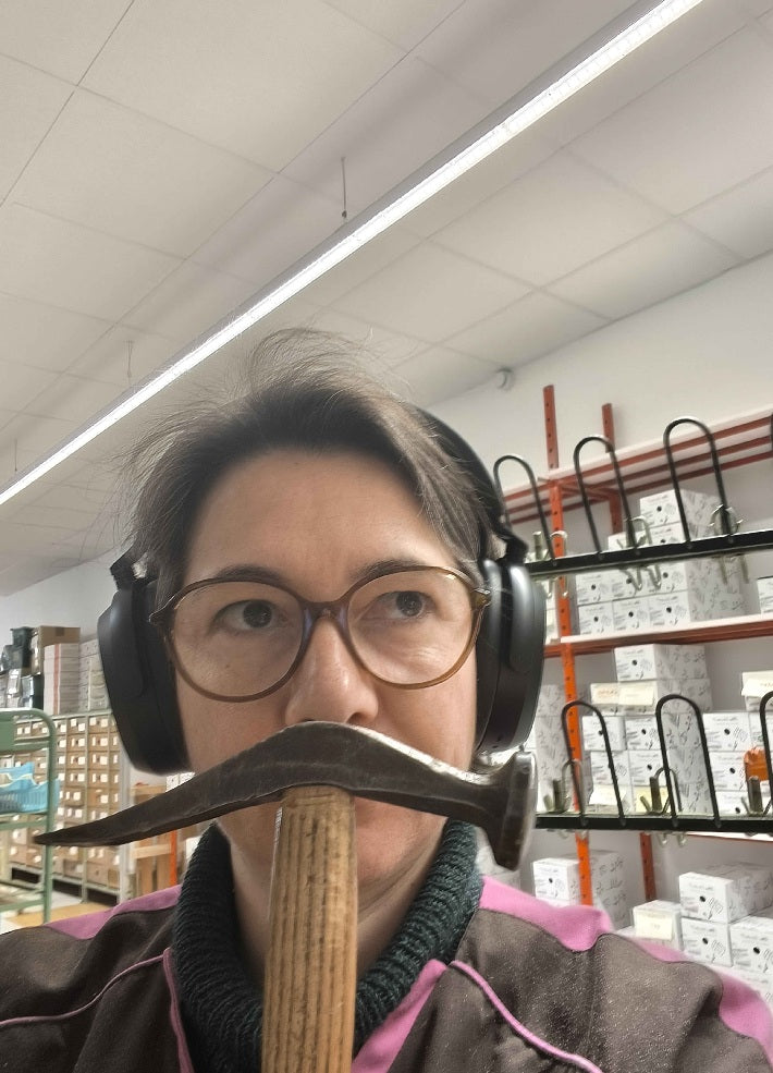 Quels sont les outils de l’artisan sandalier ? On vous dévoile tout sur les outils de Max Vincent
